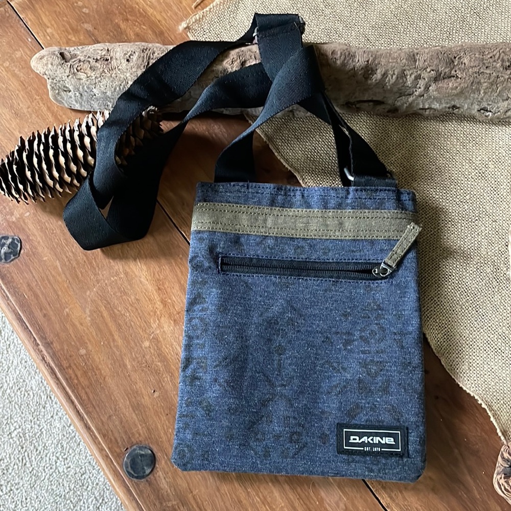 Dakine side zip handbag. Bought and don’t use.